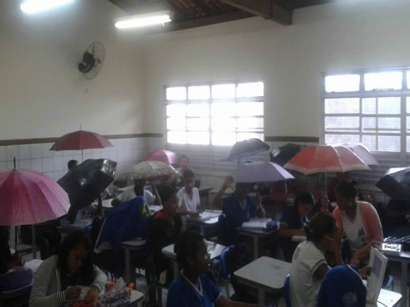 Alunos do Clériston Andrade estudam com guarda-chuva em Itacaranha