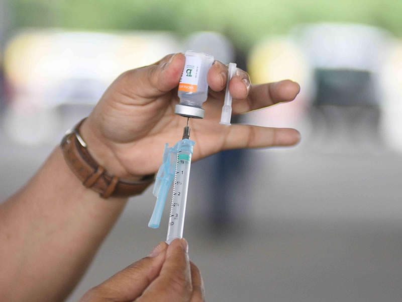 Vacinação de adolescentes com 13 anos sem comorbidades começa neste sábado (18)