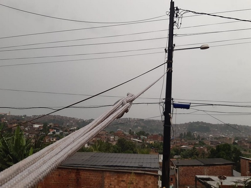 Moradores do bairro de Coutos amarram poste pra evitar queda de equipamento
