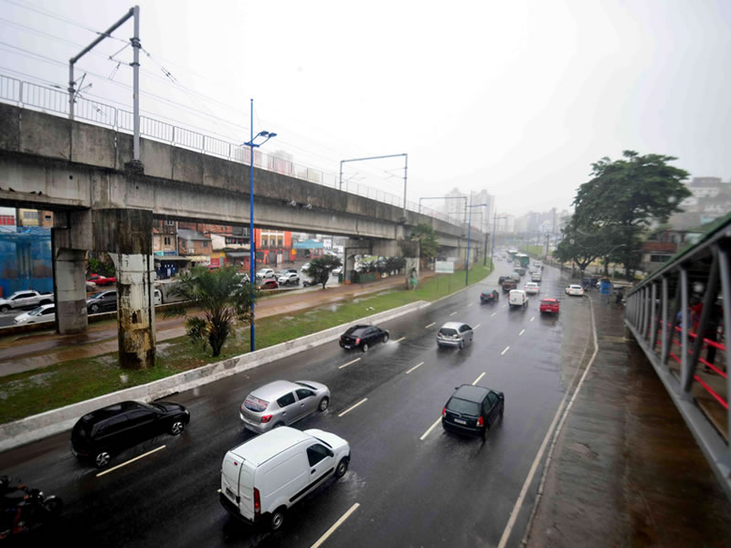 Tempo chuvoso deve se estender até o fim de semana em Salvador