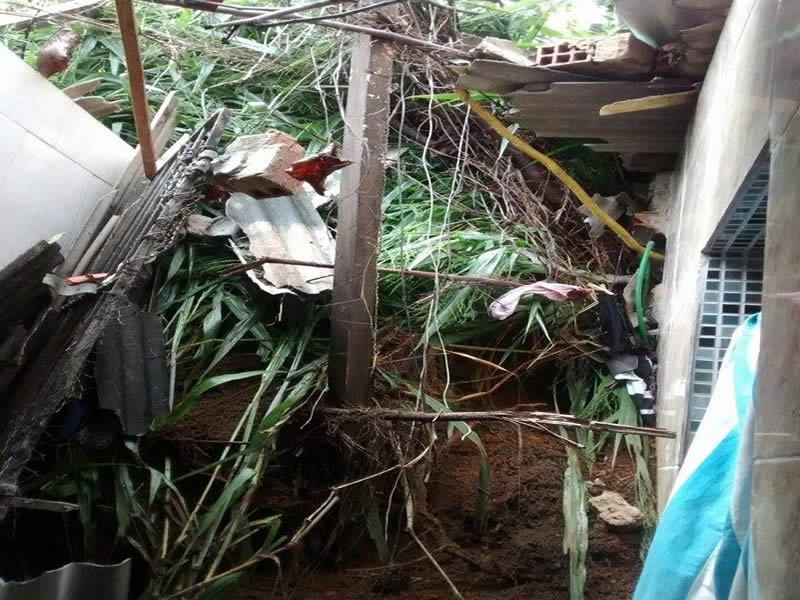 Chuva provoca deslizamento de terra no Lobato; casas são atingidas