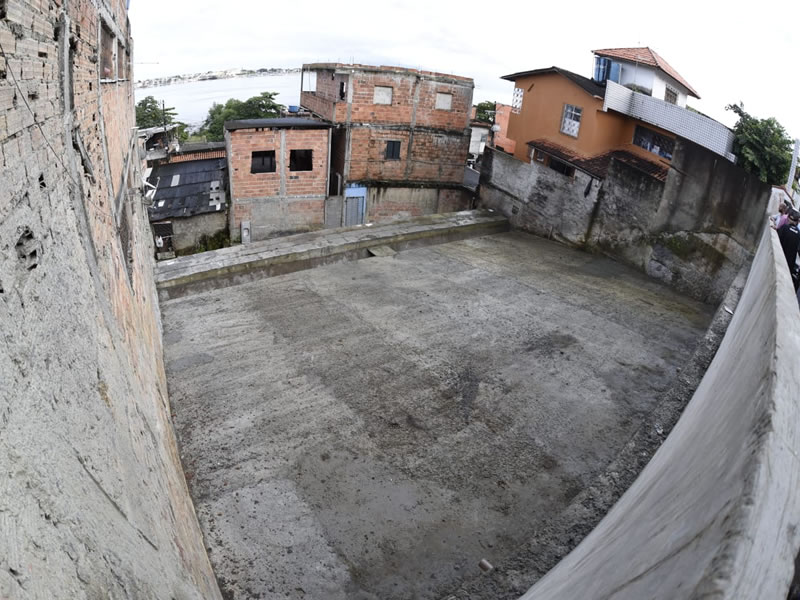 Prefeitura beneficia mais de 100 famílias com entrega de contenção de encosta no Lobato