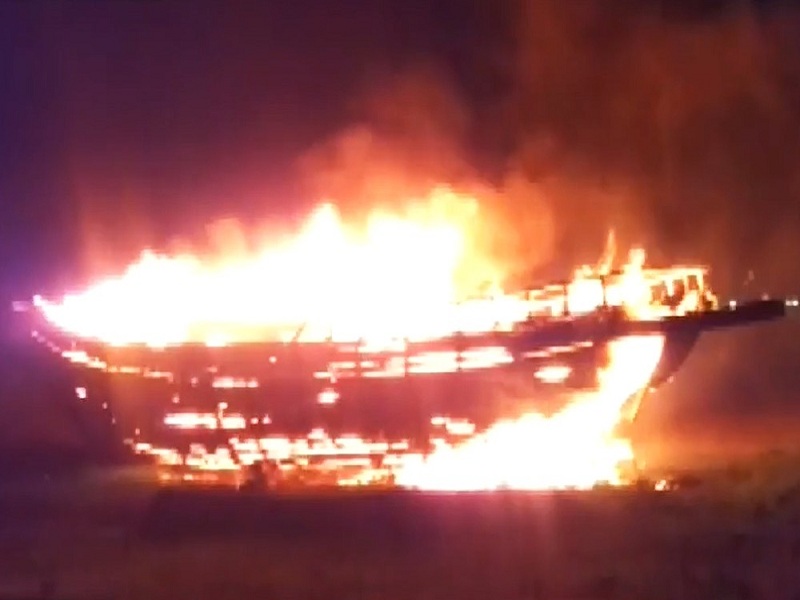 Escuna de 14 metros pega fogo na praia de Paripe