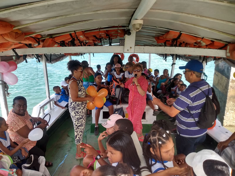 Crianças são apresentadas à literatura em passeios de barco na Ilha de Maré