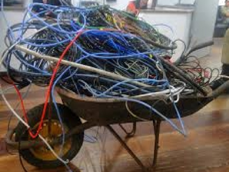 Homem é preso furtando cabos telefônicos na Estrada Velha de Periperi