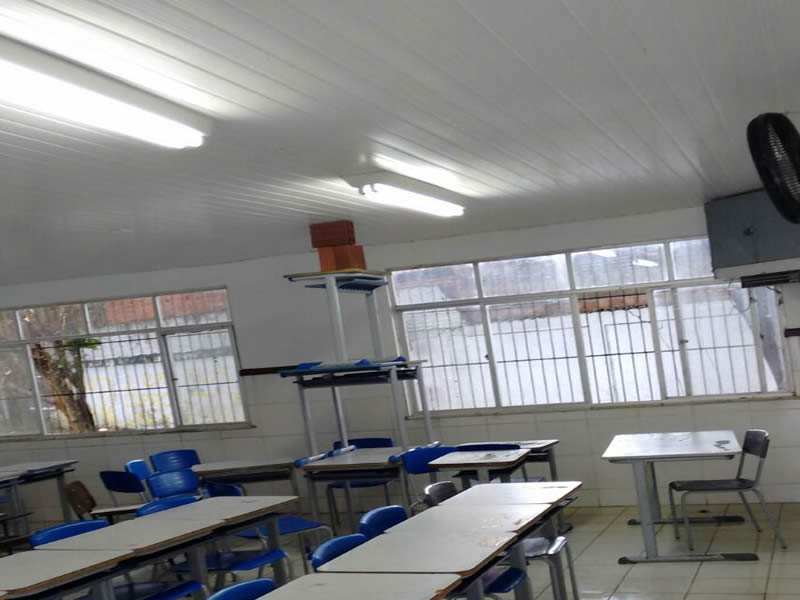 Colégio Estadual Barros Barreto em Paripe faz gambiarra pra segurar o teto