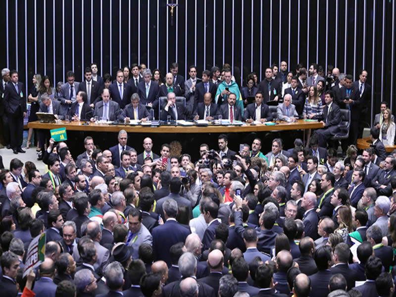 Deputados aprovam abertura de impeachment da presidente Dilma