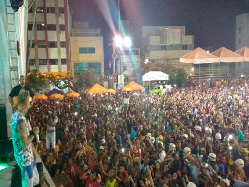 Kannário reúne fãs mirins e uma multidão na Praça da Revolução, em Periperi