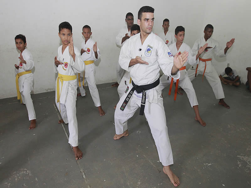 Base Comunitária de Fazenda Coutos comemora troca de faixa de karatecas