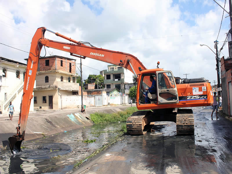 Prefeitura faz limpeza de canal no Rio Paraguari, em Periperi