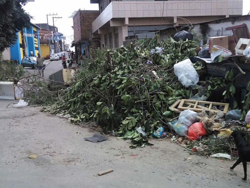Lixo acumulado e descartes tomam conta de rua em Praia Grande