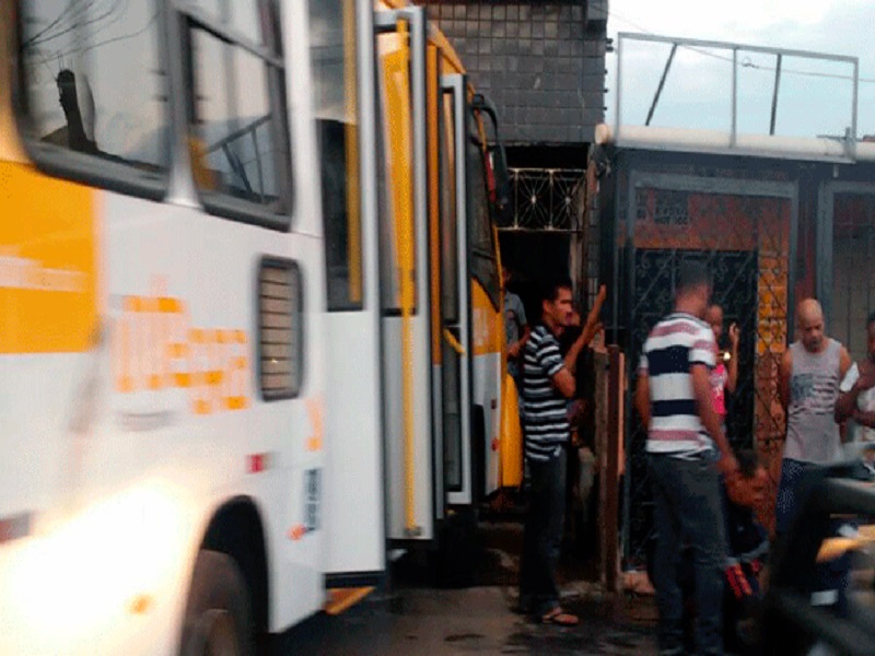 Micro-ônibus derruba semáforo e atinge peixaria na Suburbana