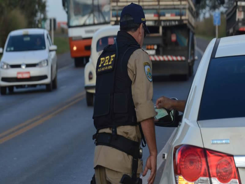 Justiça Federal suspende multa por farol desligado nas rodovias do país
