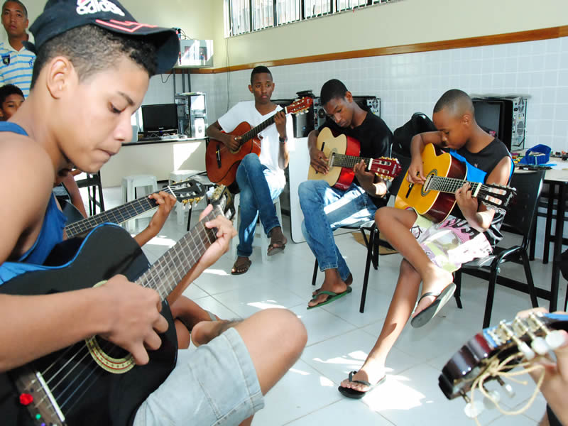 Projeto musical ocupa, inclui e forma jovens na BCS do Rio Sena