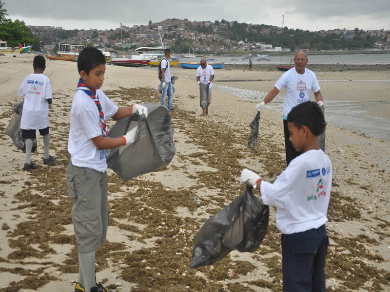Estudantes de escola municipal participam de limpeza de praia neste sábado, em Paripe