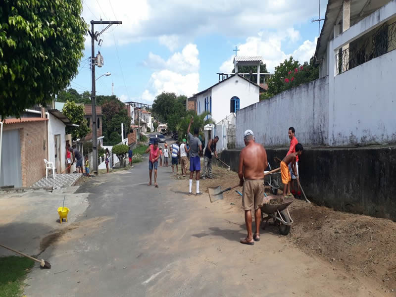 Moradores realizaram mutirão de limpeza na rua Rocha Miranda em Paripe