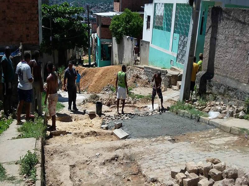 Cansados de esperar pela Prefeitura, moradores fazem mutirão de pavimentação em Paripe