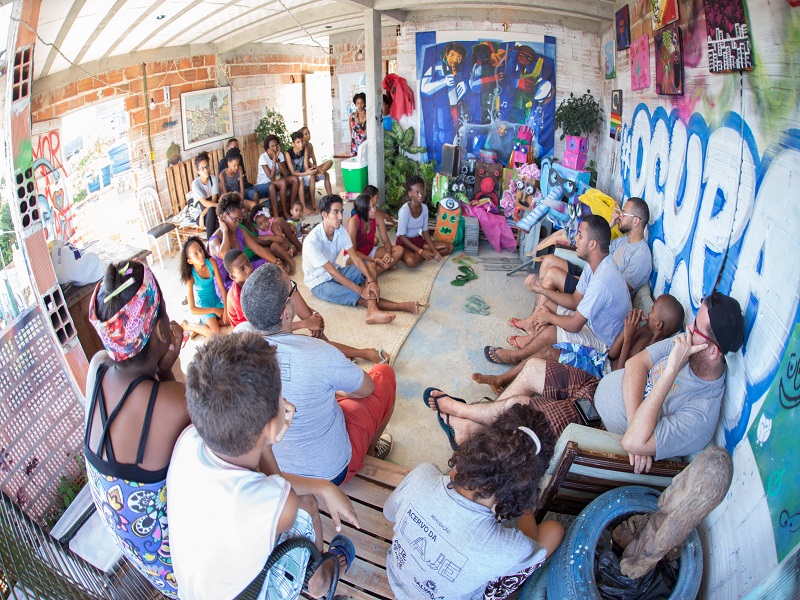 Projeto #OcupaLajes abre inscrições para oficinas artísticas no Subúrbio