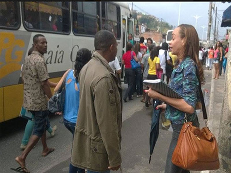 Motorista causa tumulto ao abandonar ônibus no Lobato 