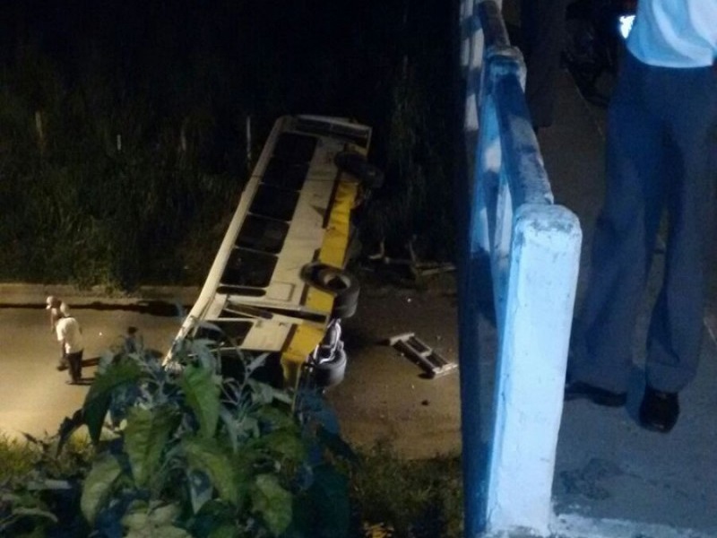 Ônibus despenca de viaduto após tentativa de assalto em Paripe
