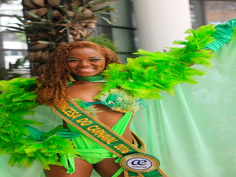 Princesa do Carnaval é dançarina no videoclipe da música Metralhadora