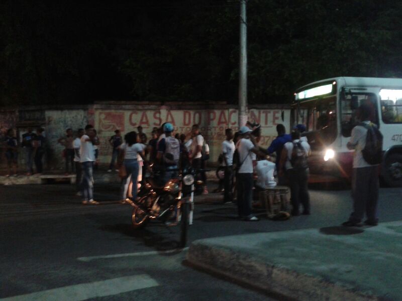 Estudantes protestam agora à noite na Av. Suburbana em Periperi
