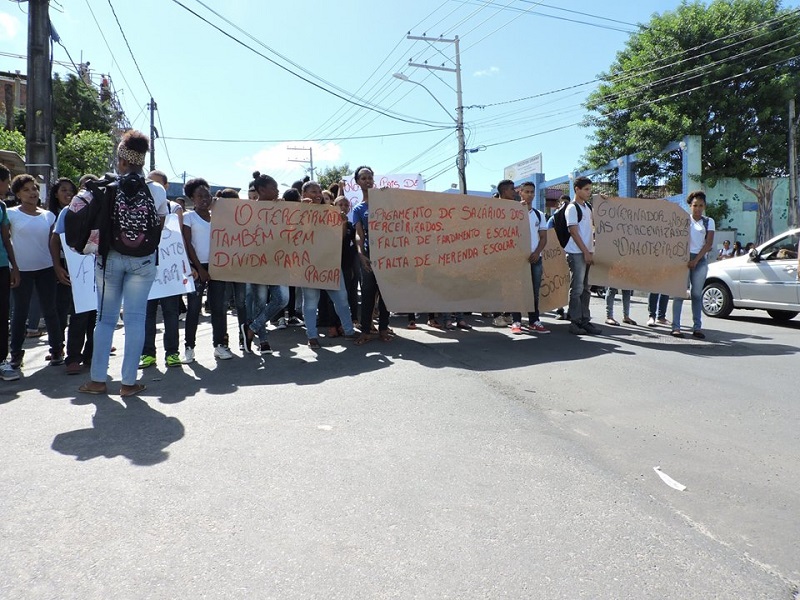 Alunos do Colégio Almirante Barroso foram às ruas de Paripe em protesto