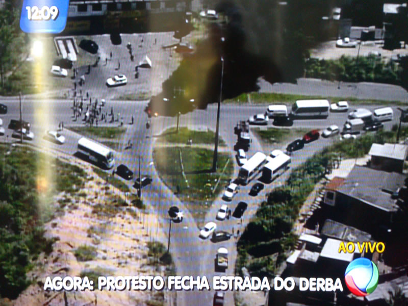 Protesto fecha Estrada do Derba (BA-528)