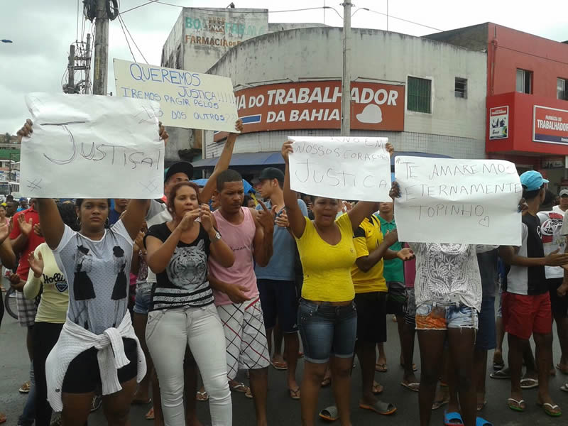 Moradores de Paripe realizaram protesto contra a morte de um jovem
