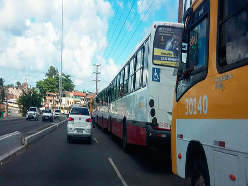 Manifestação deixa trânsito congestionado no Lobato