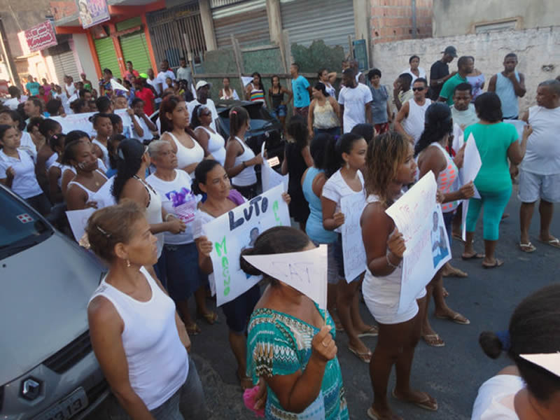 Em passeata, moradores do Rio Sena protestam contra mortes e toque de recolher