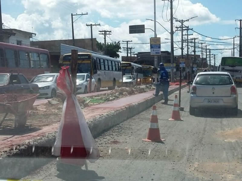 Obras da prefeitura em horário de pico travam avenida Suburbana