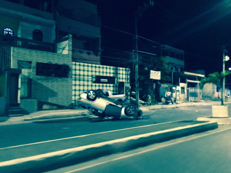 Veículo capota na Avenida Suburbana em Coutos