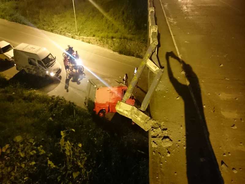 Veículo descontrolado desce ribanceira do viaduto em Paripe 