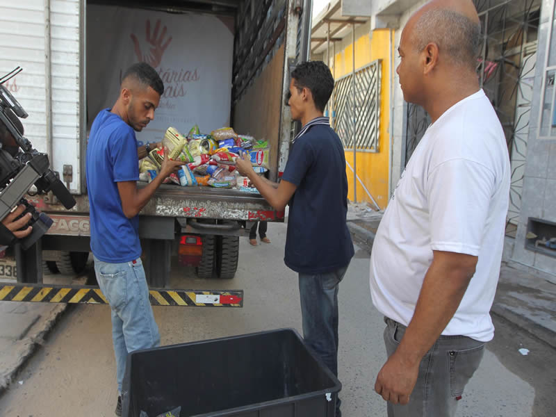 Voluntárias Sociais doam alimentos arrecadados em show de Saulo na Casa de Repouso